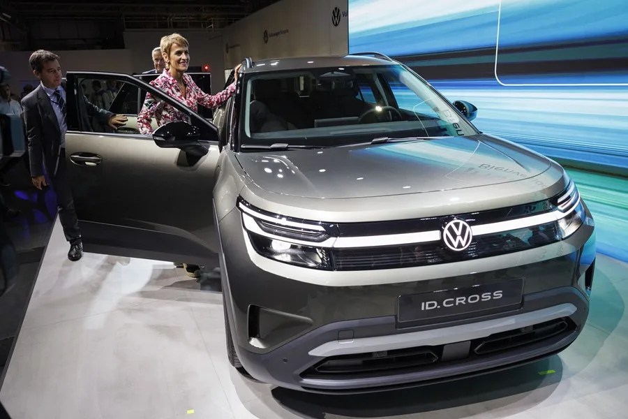 La factoría de Volkswagen Navarra ha comenzado la producción de su vehículo eléctrico ID. Cross. En la imagen, la presidenta del Gobierno de Navarra, María Chivite.