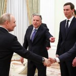 El presidente ruso, Vladímir Putin (derecha), estrecha la mano del comisionado del Servicio Federal de Adquisiciones de EE. UU., Josh Gruenbaum (derecha), junto al enviado especial del presidente estadounidense Donald Trump, Steve Witkoff (centro), y su yerno Jared Kushner (segundo por la derecha), antes de una reunión en el Kremlin