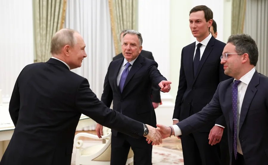 El presidente ruso, Vladímir Putin (derecha), estrecha la mano del comisionado del Servicio Federal de Adquisiciones de EE. UU., Josh Gruenbaum (derecha), junto al enviado especial del presidente estadounidense Donald Trump, Steve Witkoff (centro), y su yerno Jared Kushner (segundo por la derecha), antes de una reunión en el Kremlin