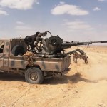 un combatiente hutí operando una ametralladora montada en una camioneta durante los combates en la provincia yemení de Al-Jawf.