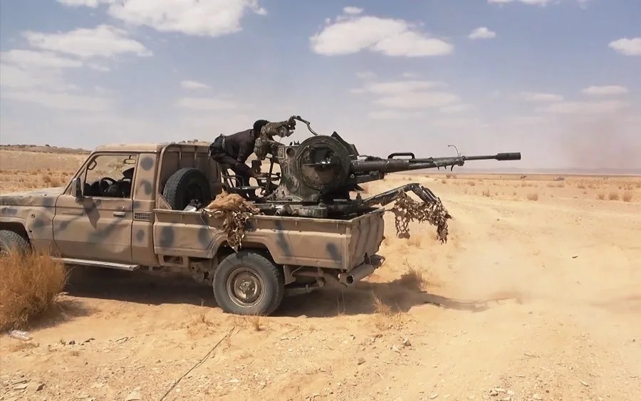 un combatiente hutí operando una ametralladora montada en una camioneta durante los combates en la provincia yemení de Al-Jawf.
