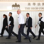 El abogado defensor Oliver Davies (centro) y su equipo legal regresan al Tribunal Superior tras un receso durante el juicio por el asesinato de la modelo y figura de la alta sociedad de Hong Kong Abby Choi
