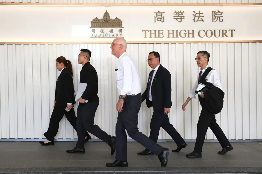 El abogado defensor Oliver Davies (centro) y su equipo legal regresan al Tribunal Superior tras un receso durante el juicio por el asesinato de la modelo y figura de la alta sociedad de Hong Kong Abby Choi