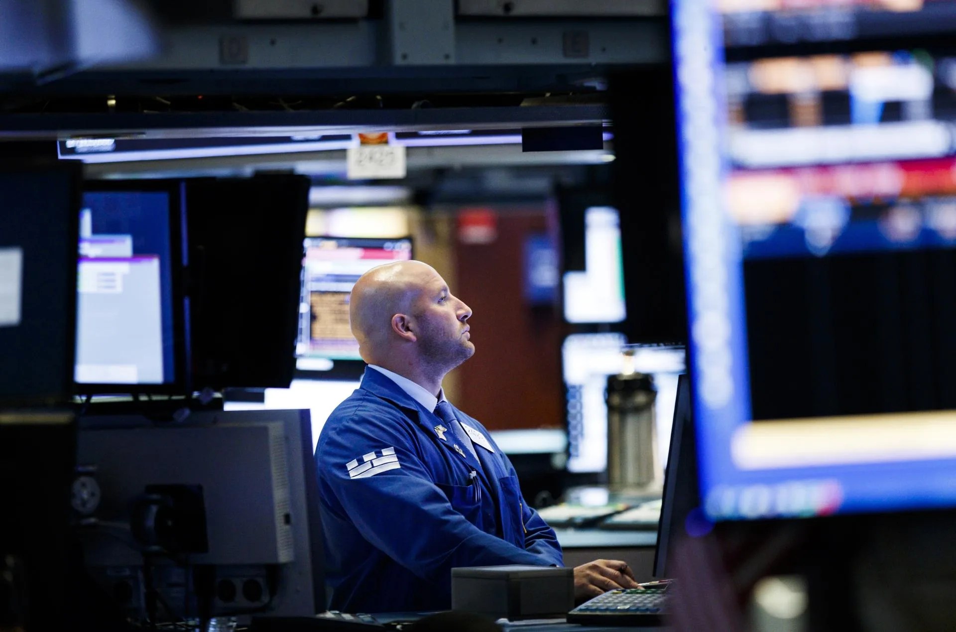 Wall Street abre en rojo ante el alza del petróleo y las tensiones entre EE.UU e Irán