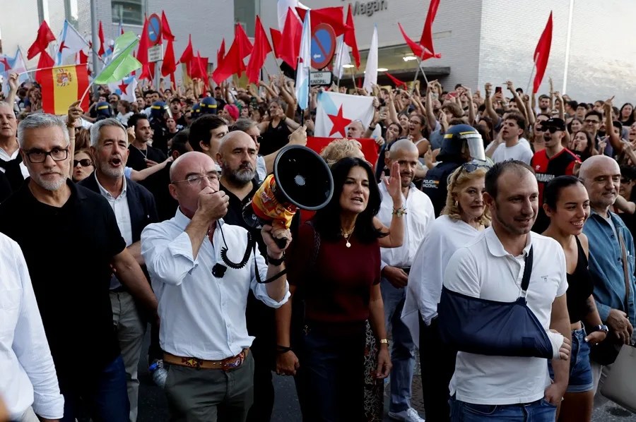 El jefe de la delegación del partido en la Unión Europea (UE), Jorge Buxadé, abandona el acto electoral que iban a celebrar este lunes en Santiago de Compostela.