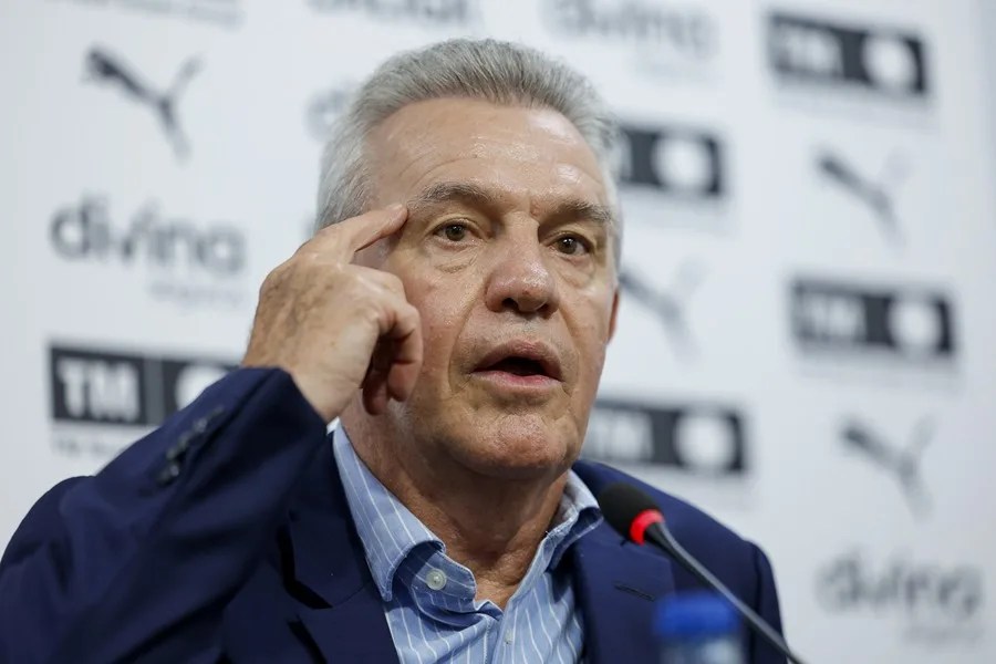 El técnico mexicano Javier Aguirre durante su presentación este lunes como nuevo entrenador del Valencia CF,