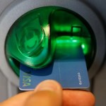 Una persona saca dinero de un cajero de una entidad bancaria,