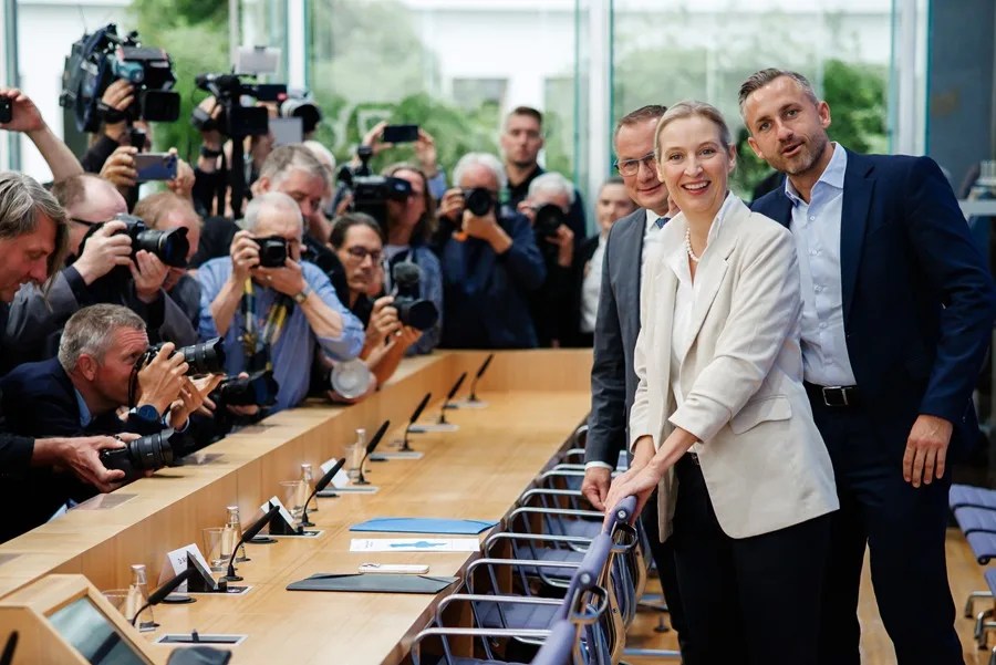 (De izquierda a derecha) El colíder del partido y del grupo parlamentario de Alternativa para Alemania (AfD), Tino Chrupalla; la colíder del partido y del grupo parlamentario de AfD, Alice Weidel; y el candidato principal del partido AfD en Sajonia-Anhalt, Ulrich Siegmund