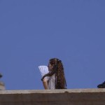 Una viandante combate el calor con un abanico en Córdoba