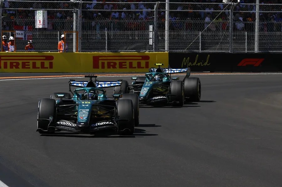 El piloto español de Aston Martin Fernando Alonso (d) y su compañero Lance Stroll (i).