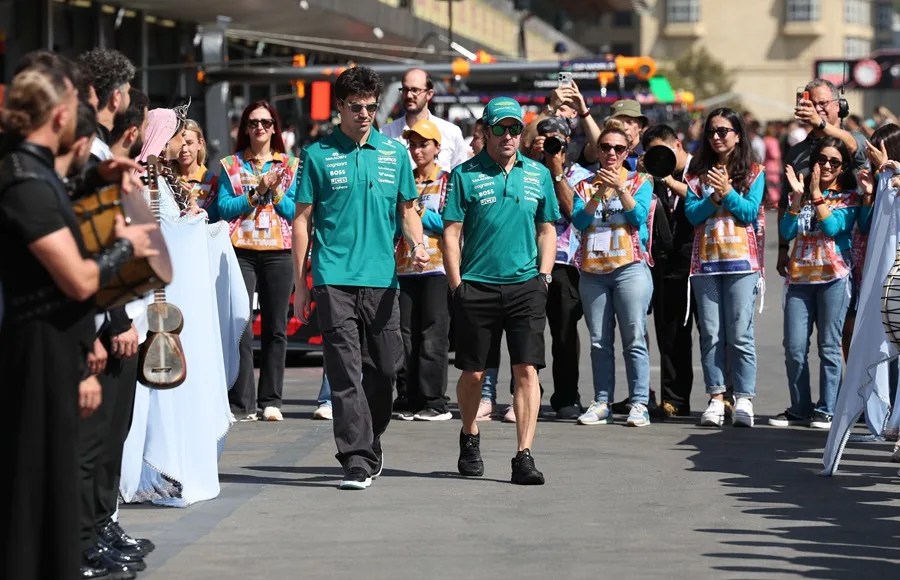 El piloto de Aston Martin Fernando Alonso (R) de España y el piloto de Aston Martin Lance Stroll 