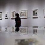 Un visitante observa obras de arte expuestas durante la jornada de inauguración del Lucas Museum of Narrative Art en Los Ángeles