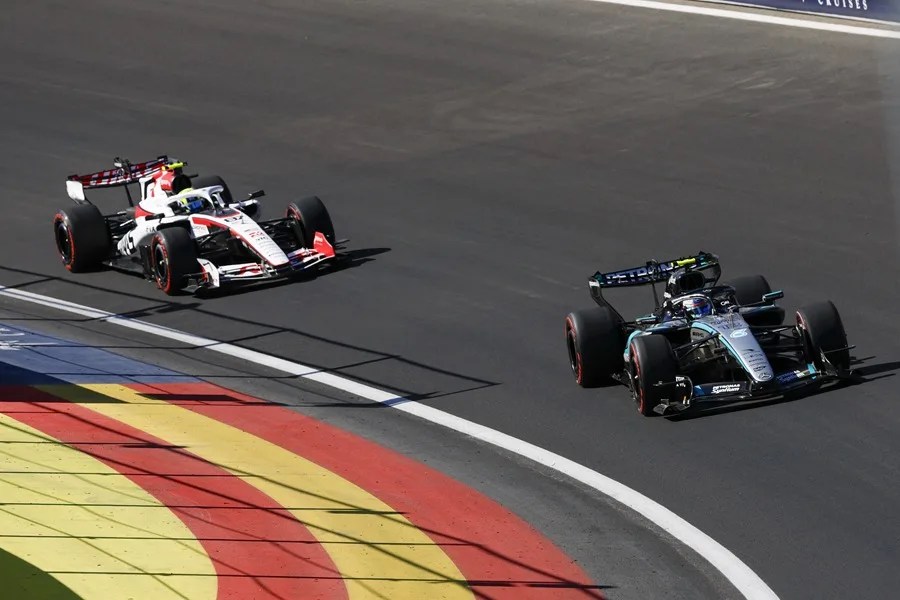 El piloto italiano de Fórmula Uno Andrea Kimi Antonelli (d), de la escudería Mercedes, y el británico Oliver Bearman, de Haas F1 Team, durante la segunda sesión de entrenamientos libres hoy en Madrid