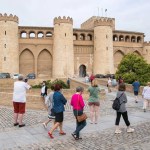 Turistas franceses se dirigen hacia el palacio de la Aljafería