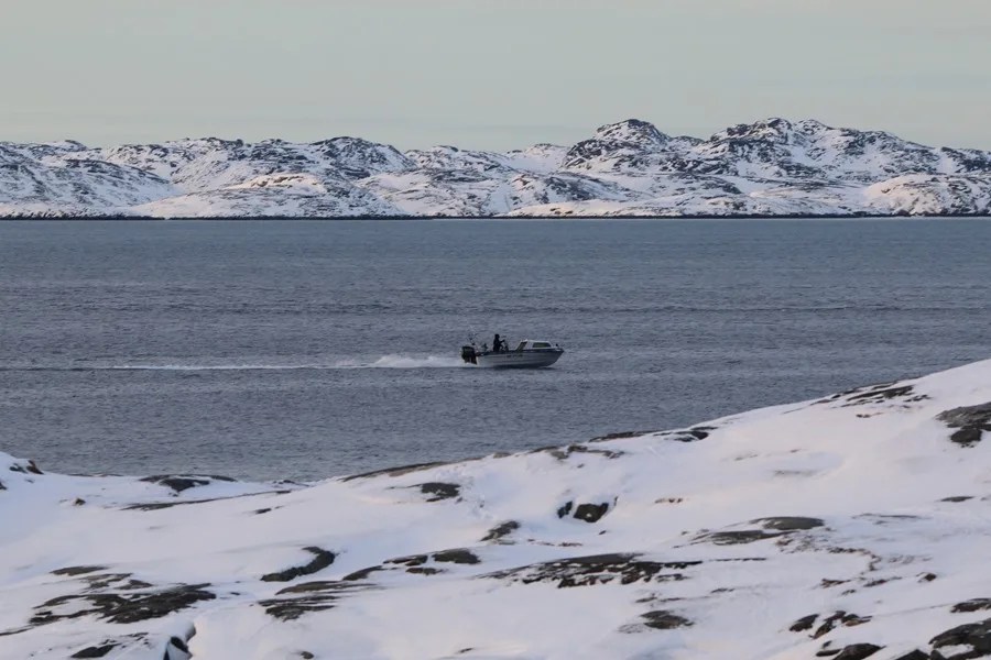 Fotografía que muestra una lancha navegando este miércoles, en Nuuk 