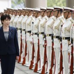 La primera ministra de Japón, Sanae Takaichi, pasa revista a una guardia de honor durante la conferencia de altos mandos de las Fuerzas de Autodefensa en Tokio