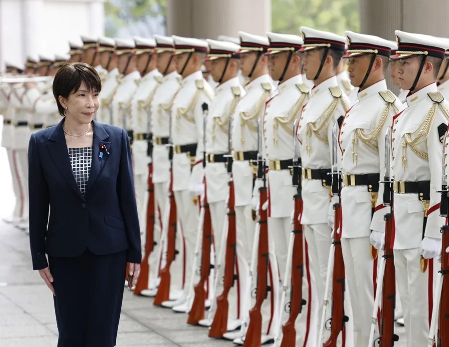 La primera ministra de Japón, Sanae Takaichi, pasa revista a una guardia de honor durante la conferencia de altos mandos de las Fuerzas de Autodefensa en Tokio