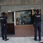 Agentes de la ertzaintza investigan una lonja perteneciente a la familia del presunto asesino del taxista.