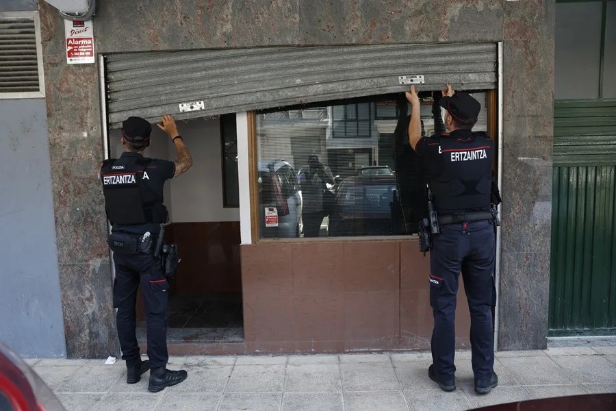 Agentes de la ertzaintza investigan una lonja perteneciente a la familia del presunto asesino del taxista.