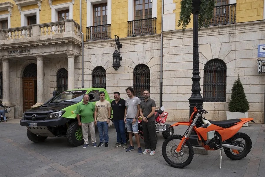 Presentación este miércoles en la plaza de la Catedral de Teruel de los pilotos turolenses que van a participar en la Baja Aragón 2026