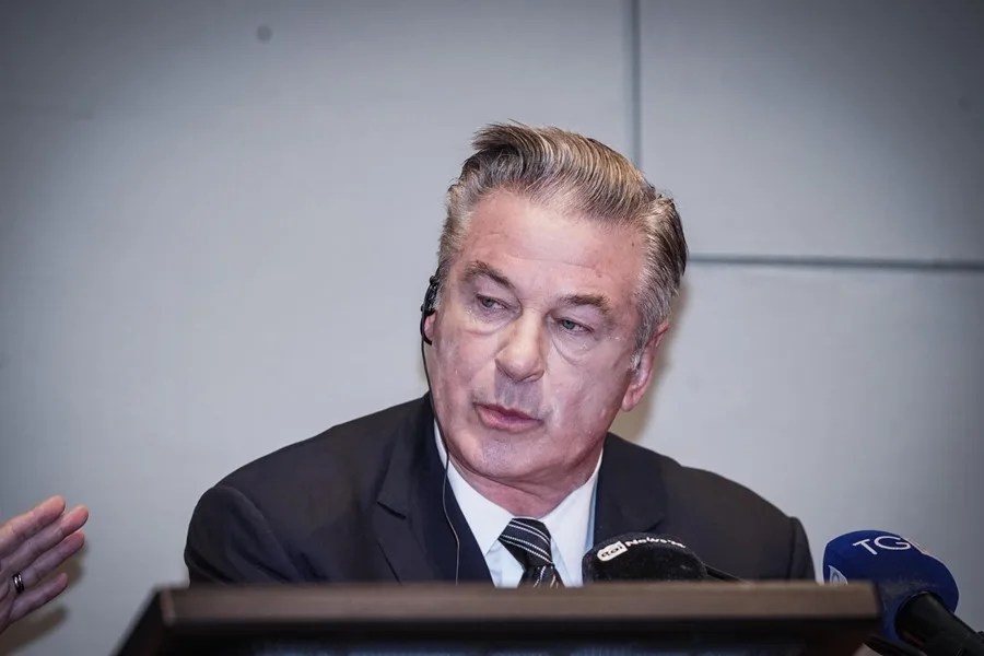 Alec Baldwin relata la tragedia de 'Rust' en un avance del documental sobre el tiroteo mortal