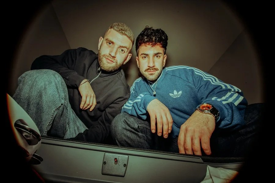 El gallego Anxo Silveira (i) y el catalán Gonzalo ('Gon') Massey (d), que forman la banda Baliza, en una foto cedida por la banda