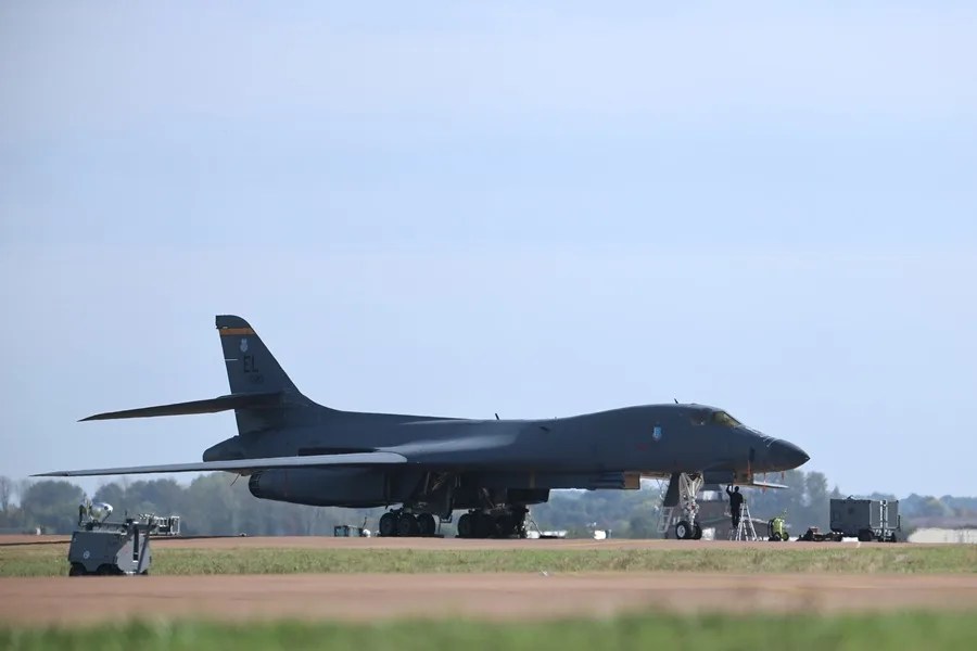 Bombarderos B-1 Lancer estadounidenses en la base aérea de RAF Fairford en Gloucestershire, Gran Bretaña.