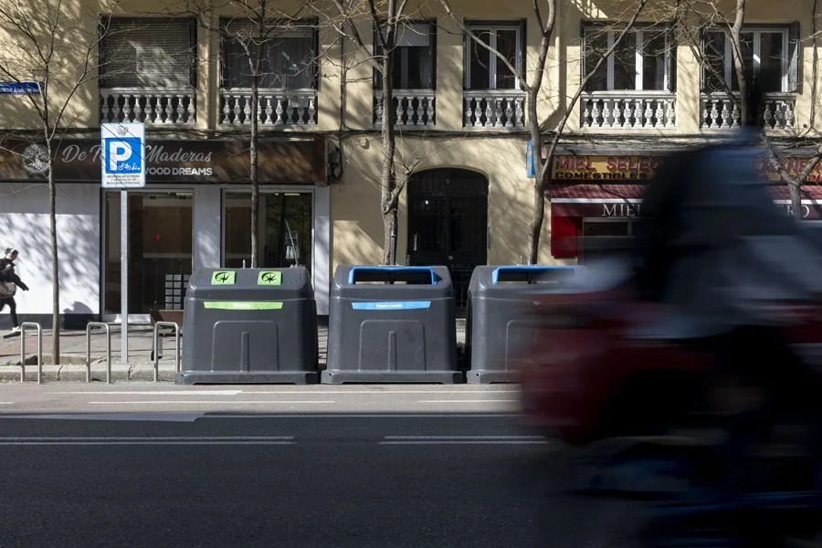 Vista de unos cubos de basura en Madrid.