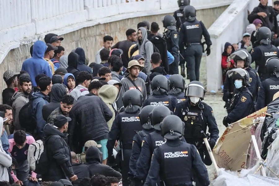 Se inicia este martes el desalojo migrantes en la playa de Benítez.