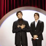 Los realizadores Javier Calvo (d) y Javier Ambrossi (i) recogen el Premio del Público a la Mejor Película por 'La bola negra',