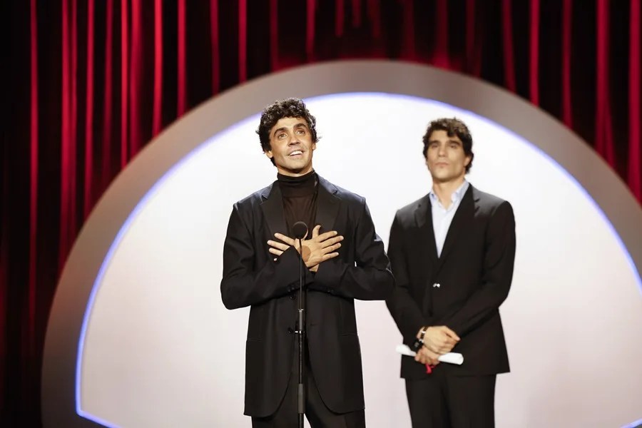 Los realizadores Javier Calvo (d) y Javier Ambrossi (i) recogen el Premio del Público a la Mejor Película por 'La bola negra',