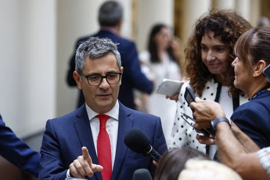 El ministro de la Presidencia, Justicia y Relaciones con las Cortes, Félix Bolaños (c).
