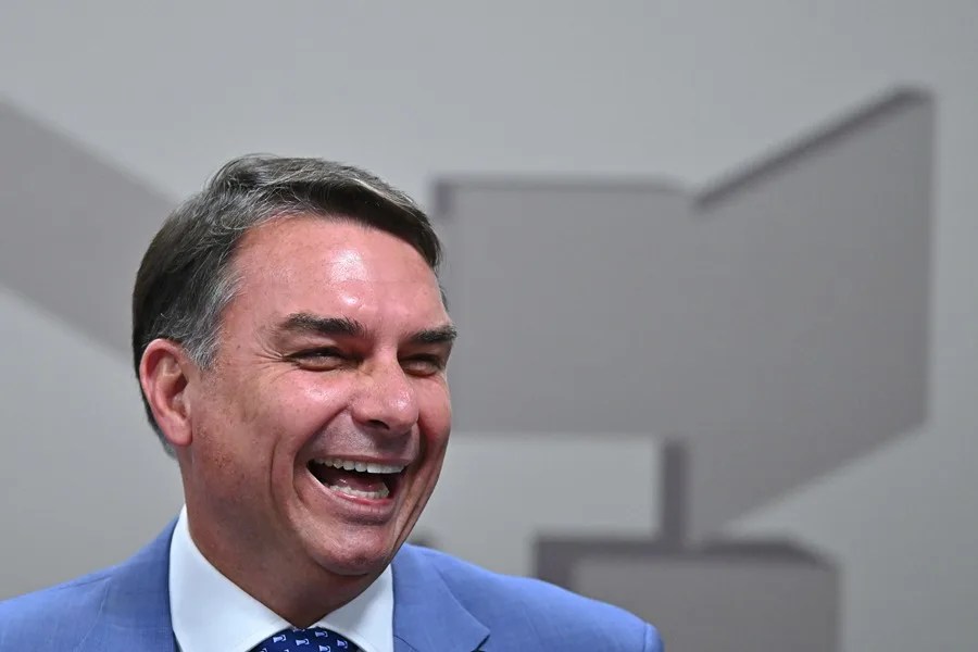 Flávio Bolsonaro sigue reduciendo su distancia de Lula en las encuestas