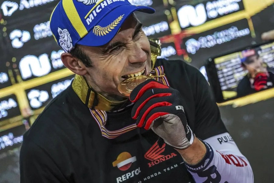 El piloto catalán Toni Bou (Repsol Honda) sumó este domingo en Zelhem (Países Bajos) su cuadragésimo título de campeón del mundo de trial.