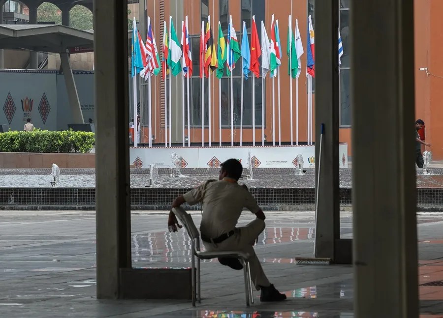 Personal de seguridad en el centro donde se reúnen hoy los BRICS en Nueva Delhi.