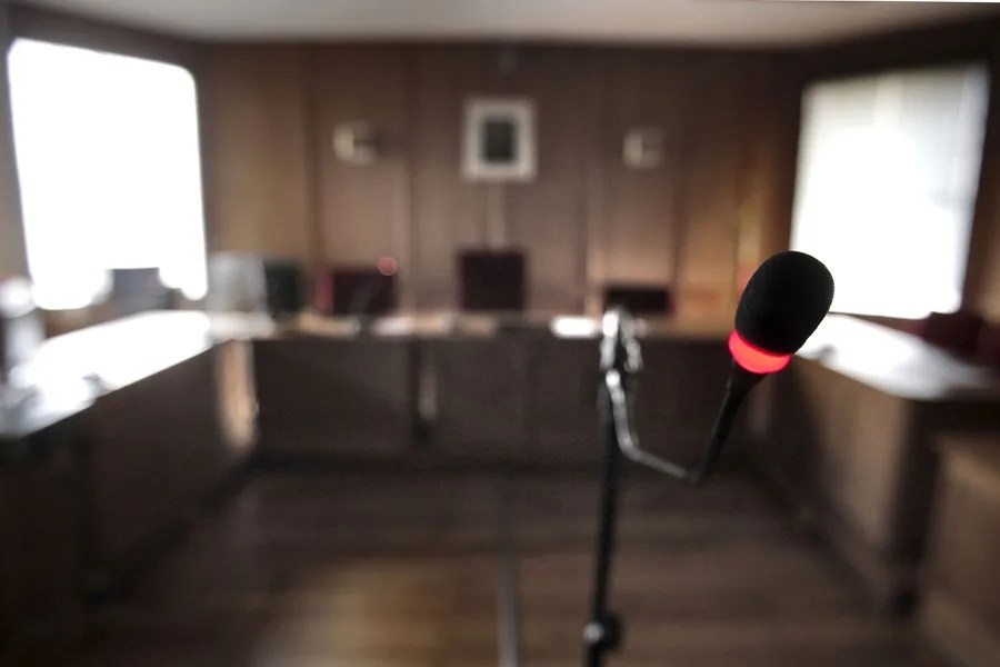 Una sala de juicios vacía.