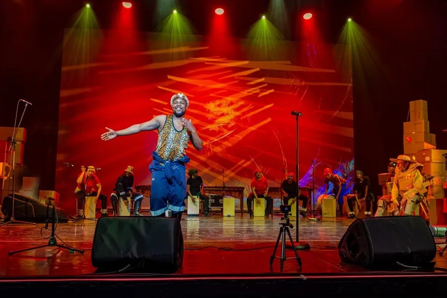 Un año después de reunir a un centenar de percusionistas en Ciudad del Cabo, el cajón flamenco volvió a sonar este jueves en Sudáfrica con una nueva 'cajoneada' de músicos, pero esta vez con una diferencia: buena parte de los instrumentos y del aprendizaje de 2025 se han quedado en las comunidades locales.