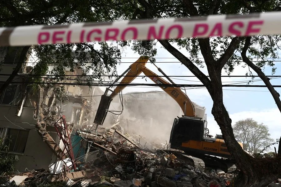 Cali comienza a demoler los edificios afectados por el terremoto de 7,4 en Colombia