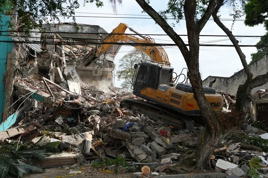 Cali comienza a demoler los edificios afectados por el terremoto de 7,4 en Colombia
