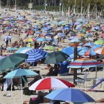 Decenas de bañistas disfrutan del domingo en la playa de Samil de Vigo.