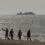 Varios turistas disfrutan de un día de playa en Puerto del Carmen (Lanzarote).
