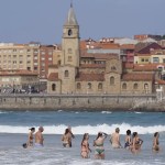 Bañistas en la playa de San Lorenzo de Gijón, este sábado.