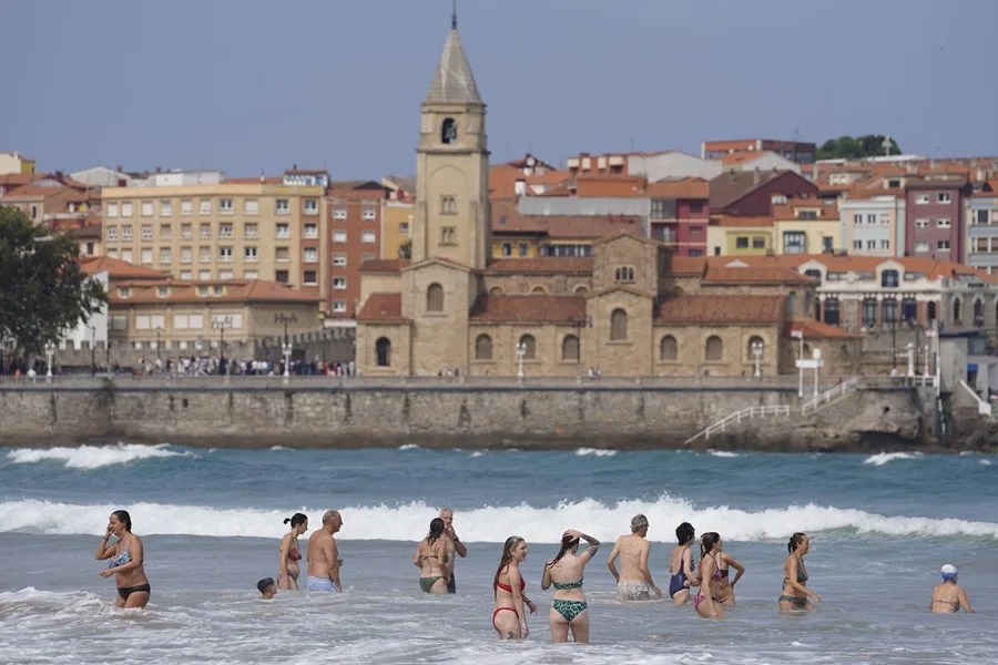 Bañistas en la playa de San Lorenzo de Gijón, este sábado.