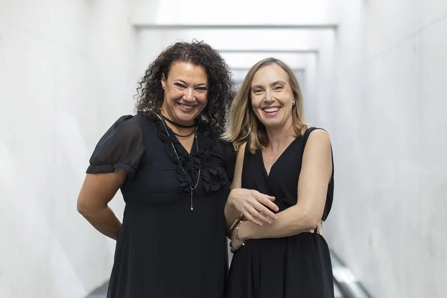 Las investigadoras Maria Carolina Florian (i), del Institut d'Investigació Biomèdica de Bellvitge (IDIBELL), y Paula Petrone (d), del Barcelona Supercomputing Center (BSC-CNS) y del Instituto de Salud Global de Barcelona (ISGlobal), lideran el equipo científico que ha desarrollado 'ChromAgeNet', una herramienta de inteligencia artificial capaz de detectar el envejecimiento en las células madre de la sangre analizando la estructura tridimensional del ADN en el núcleo y que puede acelerar la búsqueda de fármacos para rejuvenecer el sistema.