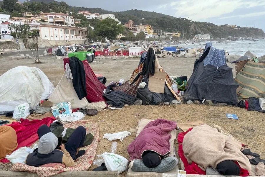 Amanece este domingo en la playa del Trampolín en Ceuta.