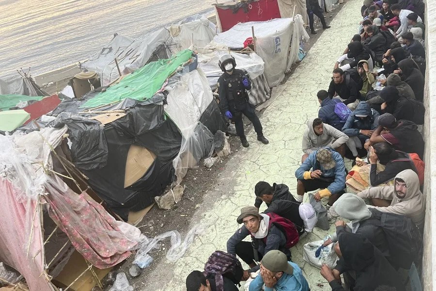 Se inicia este martes el desalojo migrantes en la playa de Benítez. 