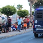 Migrantes aguardan en los alrededores del centro de acogida de Loma Colmenar, en Ceut