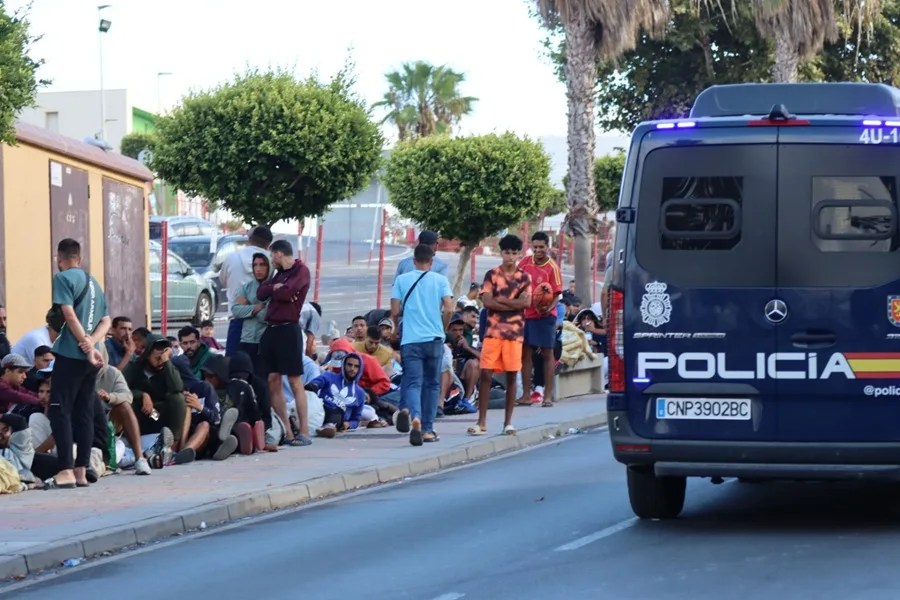 Migrantes aguardan en los alrededores del centro de acogida de Loma Colmenar, en Ceut