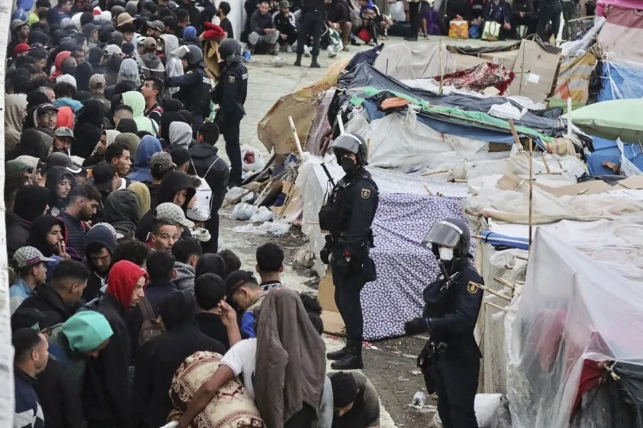 Desalojo migrantes en la playa de Benítez.