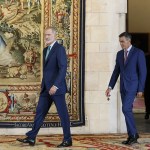 El rey Felipe VI y el presidente del Gobierno, Pedro Sánchez (d), mantienen un despacho en el Palacio de la Almudaina, en Palma.